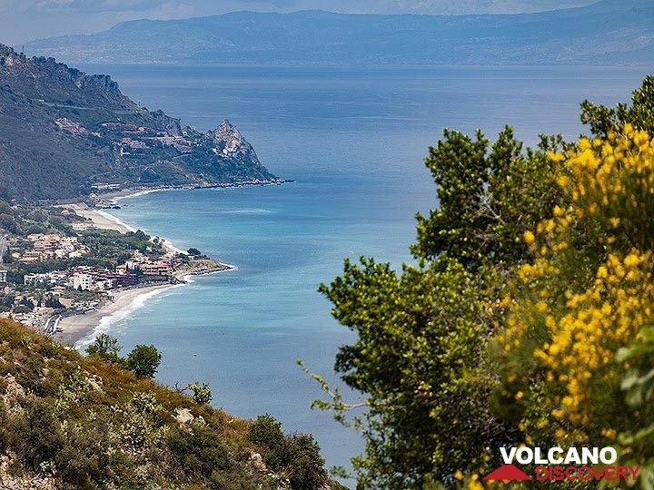 View towards the south-east coast of Sicily. (Photo: Tobias Schorr)