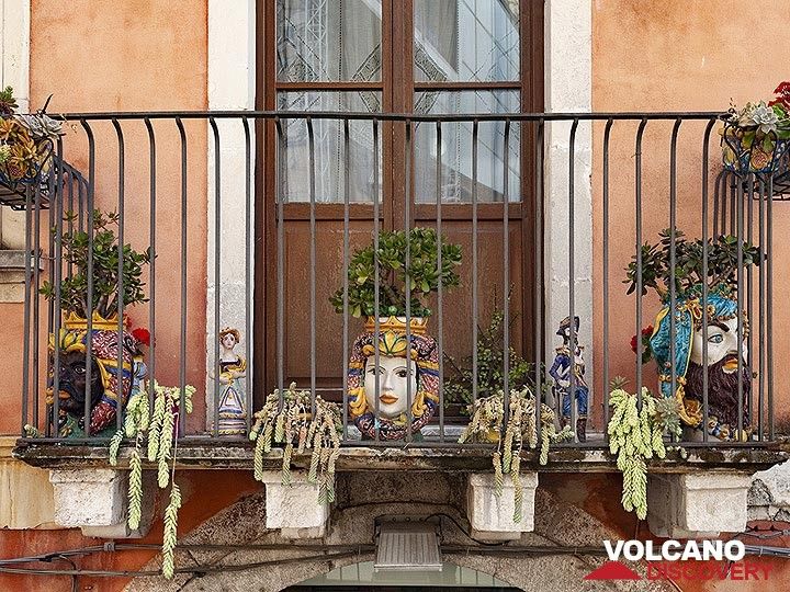 Un balcon décoré avec des céramiques typiques de Taormina. (Photo: Tobias Schorr)