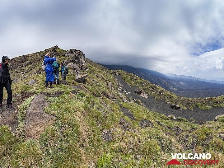 Le groupe VolcanoAdventures devant la Valle del Bove. (Photo: Tobias Schorr)
