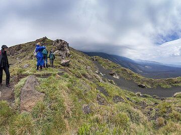 The VolcanoAdventures group in front of the Valle del Bove. (Photo: Tobias Schorr)