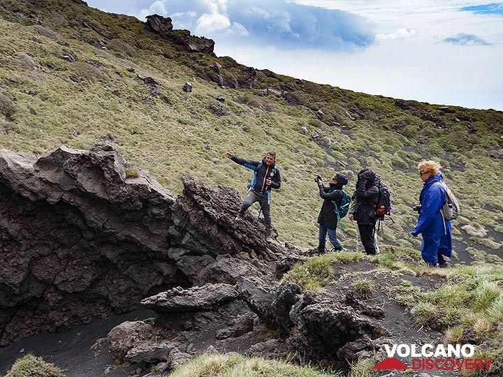 Notre guide Lorenzo explique une fissure sur le volcan Etna. (Photo: Tobias Schorr)