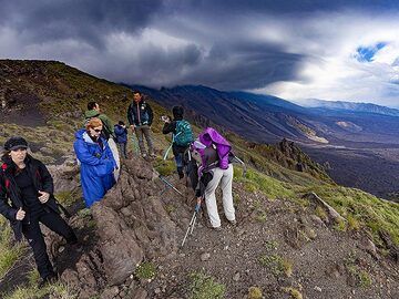 Le groupe VolcanoAdventures devant la Valle del Bove. (Photo: Tobias Schorr)