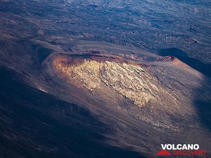Ein Schlackenkegel einer jungen Eruption im Valle del Bove. (Photo: Tobias Schorr)