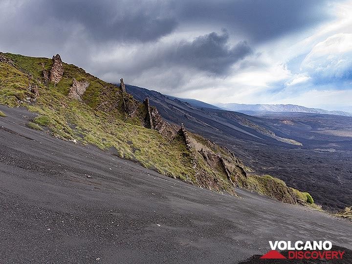 Steep descent into the ash of Valle del Bove. (Photo: Tobias Schorr)