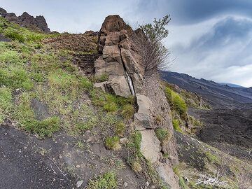 An old volcanic dyke at Valle del Bove. (Photo: Tobias Schorr)