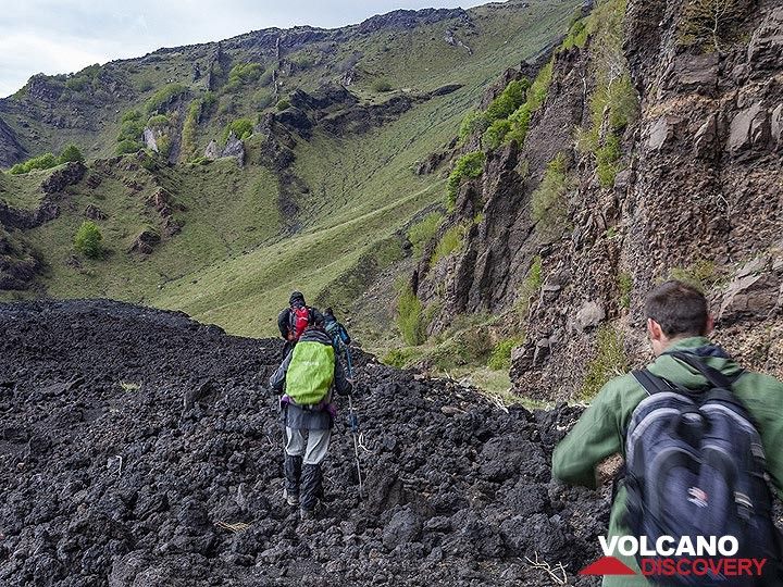 Le groupe VolcanoAdventures fait une randonnée sur d'anciennes coulées de lave dans la Valle del Bove. (Photo: Tobias Schorr)