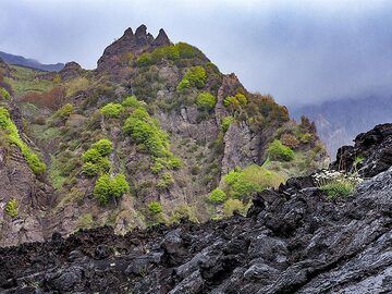 Dykes et laves plus anciennes et plus jeunes dans la vallée "Valle del Bove" au volcan Etna. (Photo: Tobias Schorr)