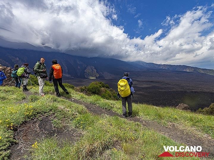 The VolcanoAdventures group in front of the Valle del Bove. (Photo: Tobias Schorr)