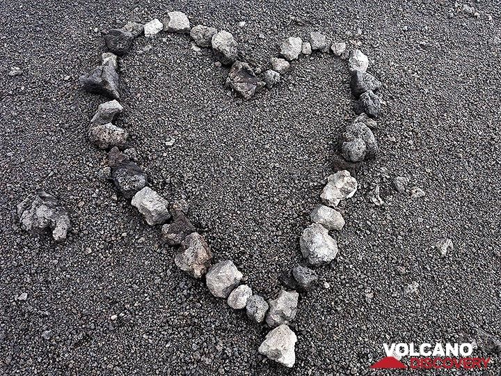 Ein Herz aus Asche und Lava am Vulkan Ätna. (Photo: Tobias Schorr)