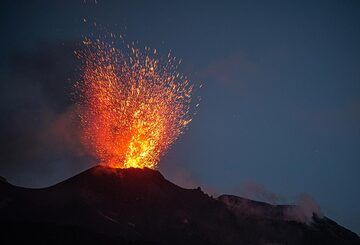 Minutes later, a moderately strong eruption occurs from the E vent. (Photo: Tom Pfeiffer)