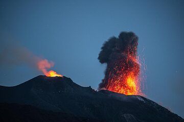Peu de temps après, une éruption strombolienne se produit depuis l’évent ouest, éjectant un dense panache de cendres. (Photo: Tom Pfeiffer)