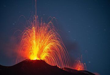 This evening, eruptions from the eastern vent occur roughly every 10-15 minutes. A weaker eruption is also occurring from the western vent. (Photo: Tom Pfeiffer)