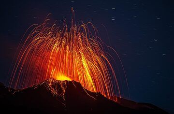 Falling glowing bombs during an eruption of the eastern vent. (Photo: Tom Pfeiffer)