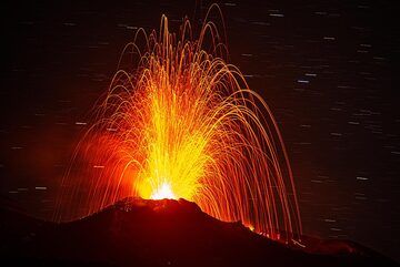 Eruption während der Nacht fotografiert. (Photo: Tom Pfeiffer)