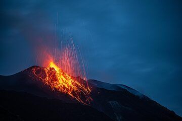 Glowing lava bombs falling onto the northern slope of the eastern cone. (Photo: Tom Pfeiffer)