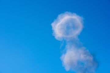 Détails de l'anneau de cendres (« anneau de fumée »), un vortex annulaire formé par un tourbillon circulaire lorsque le mélange de gaz et de cendres était éjecté avec une impulsion suffisante d'un évent circulaire. (Photo: Tom Pfeiffer)