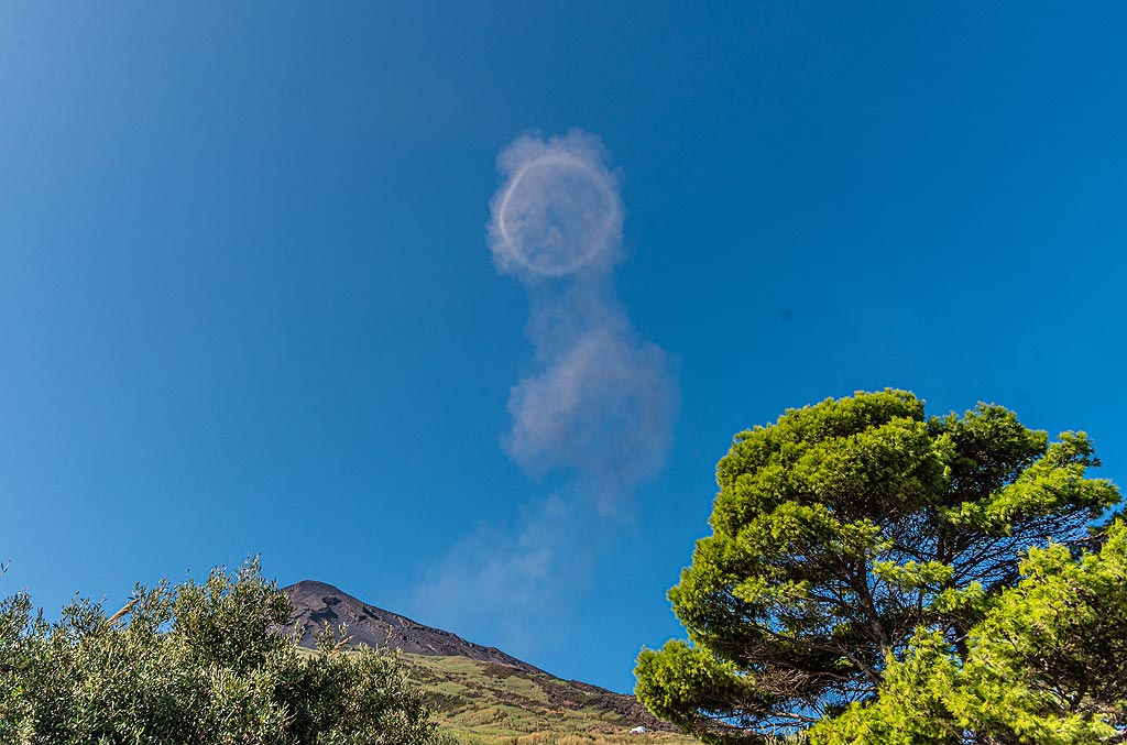 19 de octubre por la mañana: un impresionante anillo de ceniza se eleva desde la cima de Stromboli, presumiblemente como resultado de una explosión en el respiradero occidental. (Photo: Tom Pfeiffer)