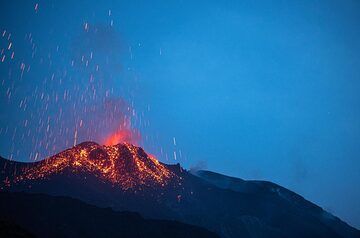 Glowing lava spatter falling back onto the slopes of the cone. (Photo: Tom Pfeiffer)