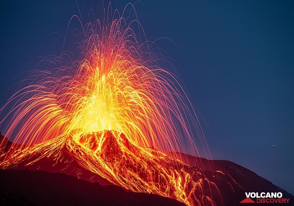 A strong strombolian eruption at the eastern vent showers the entire cone with incandescent lava bombs. (Photo: Tom Pfeiffer)