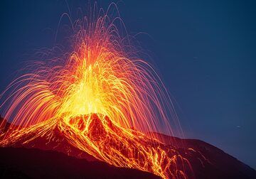 Eine starke strombolianische Eruption am Ostschlot überschüttet den gesamten Kegel mit glühenden Lavabomben. (Photo: Tom Pfeiffer)