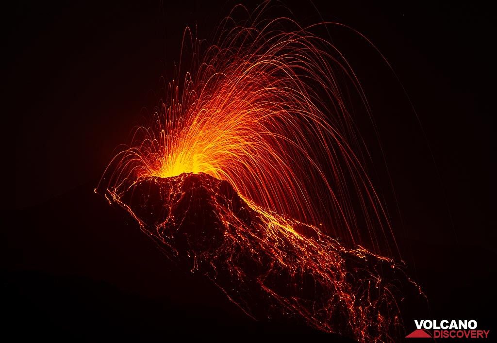Mild eruption from the eastern cone at night. (Photo: Tom Pfeiffer)
