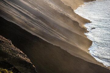 Parte baja de la Sciara del Fuoco. Los pequeños y frecuentes desprendimientos de rocas dejan huellas de polvo. (Photo: Tom Pfeiffer)