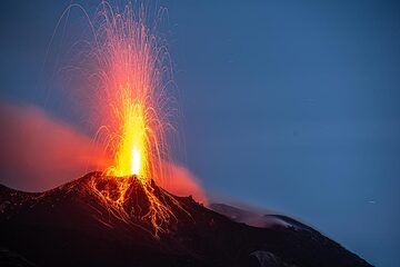 Éruption modérée à l'évent oriental au crépuscule. (Photo: Tom Pfeiffer)