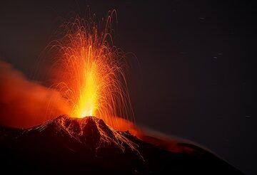 Éruption nocturne depuis l'évent oriental. (Photo: Tom Pfeiffer)