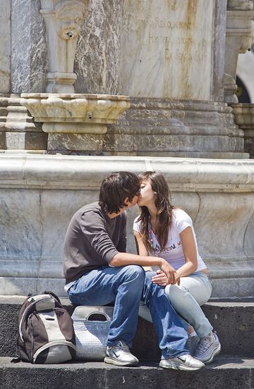 Two lovers at Duomo square in Catania (Photo: Tobias Schorr)