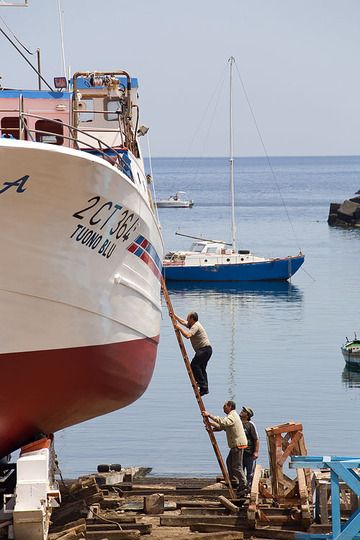 Fishing boat in Aci Trezza (Photo: Tobias Schorr)