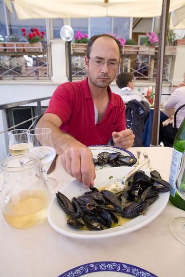 Tom Pfeiffer au restaurant de poisson chez Aci Trezza (Photo: Tobias Schorr)