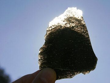 A piece of obsidian, so thin that it becomes transparent. (Photo: Tom Pfeiffer)