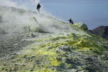 En el cráter del volcán de La fosa, Isla Vulcano (Photo: Tom Pfeiffer)