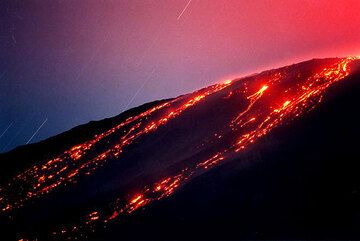 Lava flows traveling down on Etna volcano's western flank. (Bocca Nuova eruption Oct 1999) (Photo: Tom Pfeiffer)