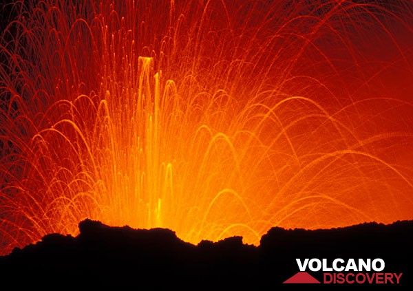 Eruption of Bocca Nuova (Photo: Tom Pfeiffer)