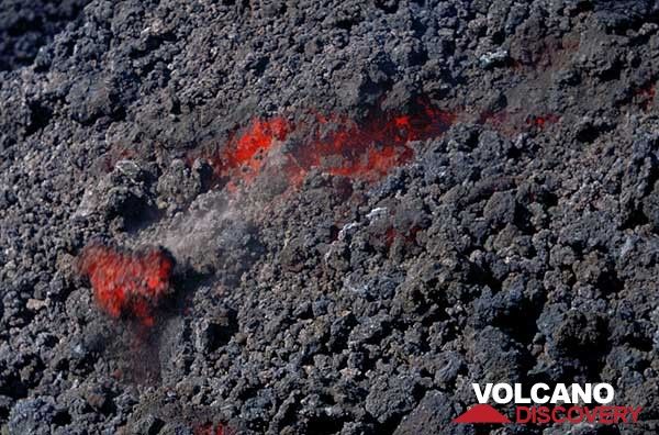 Detail of an advancing a'a lava flow during Etna's eruption of Bocca Nuova in 1999. (Photo: Tom Pfeiffer)