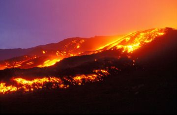 Gran flujo de lava que desciende del cráter Bocca Nuova (volcán Etna, 1999) (c)