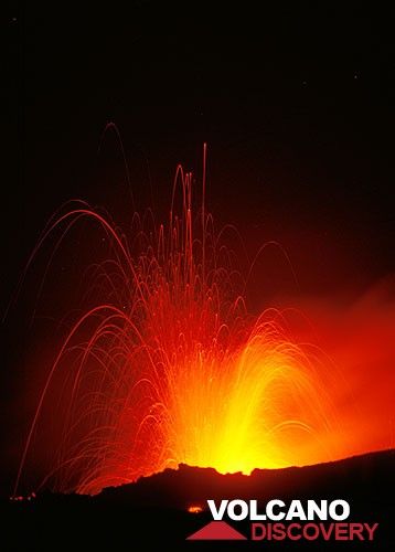Powerful strombolian eruption (Photo: Tom Pfeiffer)