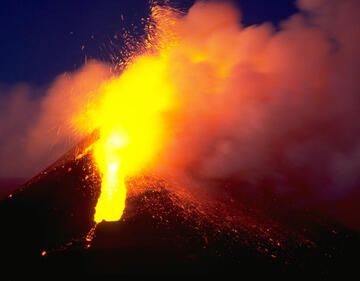 Paroxismo en el cráter SE del Etna en febrero de 2000 (c)