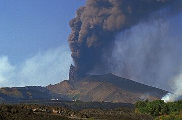 25. Juli 2001. Der neue Krater auf 2500m Höhe oberhalb des Gipfels der Montagnola stößt große Aschenmengen aus, die auf der Südseite des Ätna herabregnen. (Photo: Tom Pfeiffer)