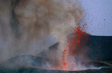 Lava fountains from the 2500 m vent. MOntagnola in the background. (Photo: Tom Pfeiffer)