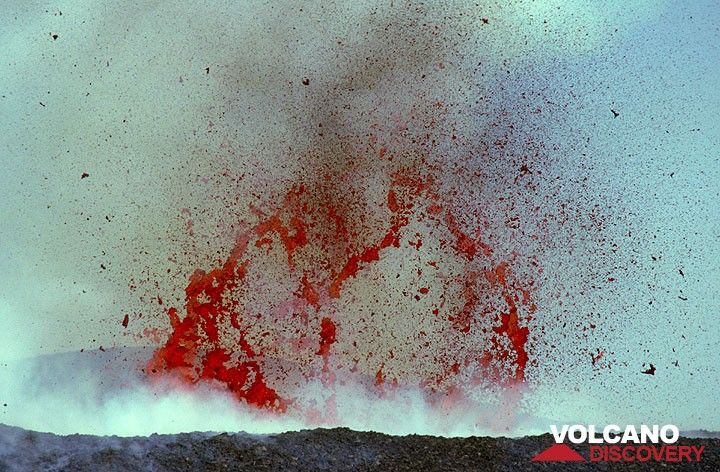 Occasionally, fascinating giant magma bubbles up to 50m diameter explode within the crater, thus indicating the presence of a high-level lava lake within the crater. (Photo: Tom Pfeiffer)