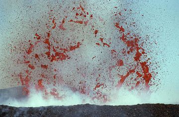 Exploding lava bubble. A loud detonation and a strong shock wave, that felt like a punch into the stomach when observed from 300 meters distance, accompanies these bursts. Even in 10 km distance, windows rattle.  (Photo: Tom Pfeiffer)