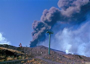 En prévision des coulées de lave attendues, des bulldozers tentent de construire des digues pour protéger la zone inférieure du téléphérique. (Photo: Tom Pfeiffer)