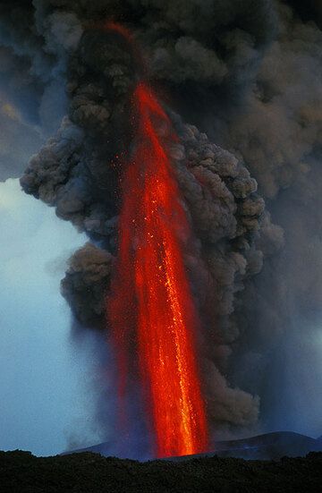 Un momento magnífico de la fuente de lava. Esta foto apareció en el artículo de National Geographic sobre el Etna (número de febrero de 2002). (Photo: Tom Pfeiffer)