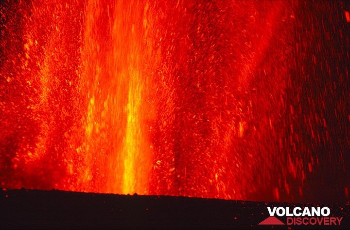 The lower part of the lava fountain at night. (Photo: Tom Pfeiffer)