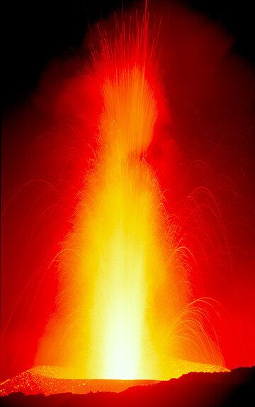 The lava fountain at night is too bright to be allow very long exposures... (Photo: Tom Pfeiffer)