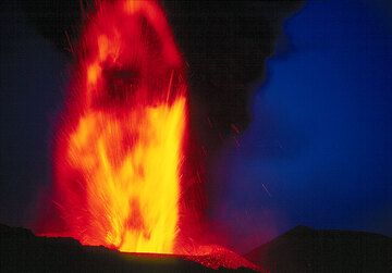 Lava fountain at Etna volcano (Photo: Tom Pfeiffer)