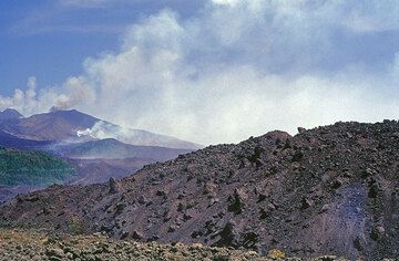 The lava flow from the 2100 m vent (middle left) 4 km short of Nicolosi village. (Photo: Tom Pfeiffer)