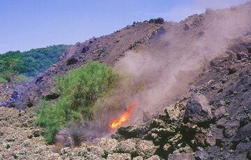 El frente del flujo de lava 'a'a todavía se está moviendo, muy lentamente. Los bloques caen desde lo alto, prendiendo fuego a arbustos de retama aislados. (Photo: Tom Pfeiffer)